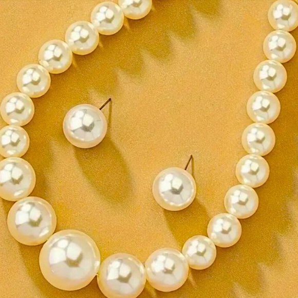 BIG PEARL TO SMALLER NECKLACE AND EARRINGS - Picture 2 of 2